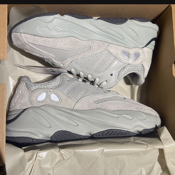 YEEZY 700 size 4 - Picture 1 of 5